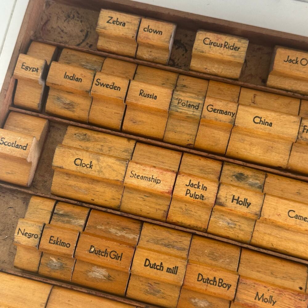 Vintage 1930s Creative Pictured
Printer Ink Stamp Tray with 40
Stamps Rare - Picture 5 of 13
